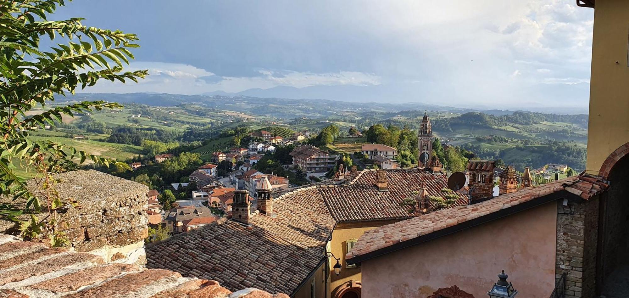 Charming Barolo Wine Loft Hotel Monforte D'Alba Exterior photo